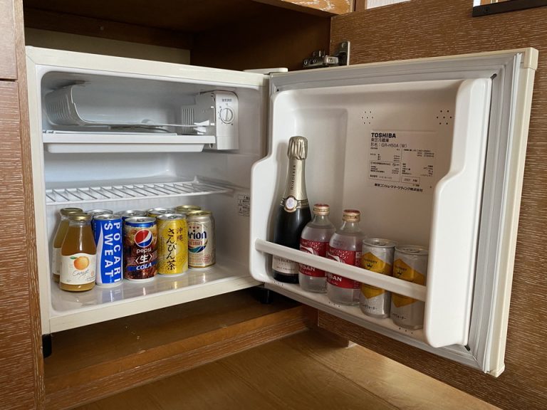 冷蔵庫にはしっかりと冷えた飲み物が入っています。