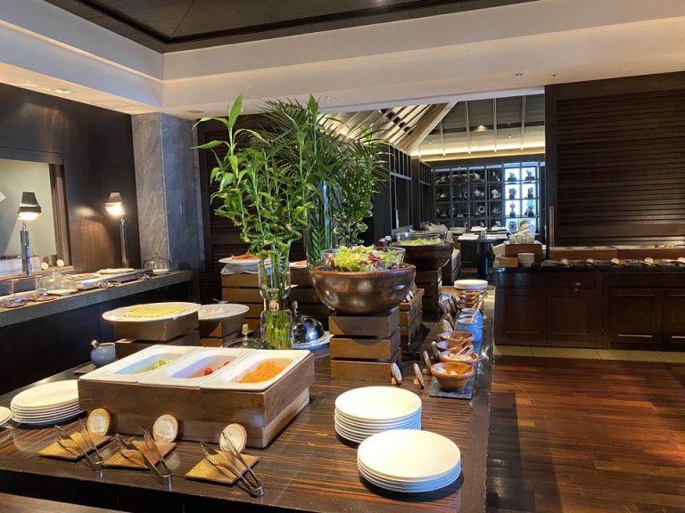 サラダやハム、スモークサーモンなどが置かれているブースです。