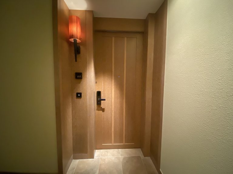 客室の入り口ドア。今回は、1階のプールにアクセスしやすい2階の部屋です。