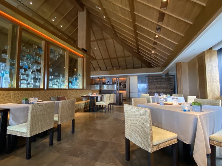 所々のインテリアにリゾートを感じるレストラン内