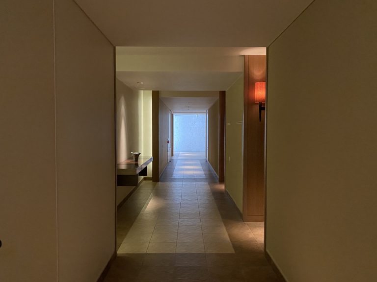 落ち着いた明かりが灯った廊下です。