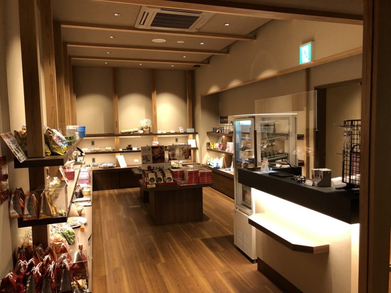 ②【ショップ】フロントカウンターとレストランの間にあります。