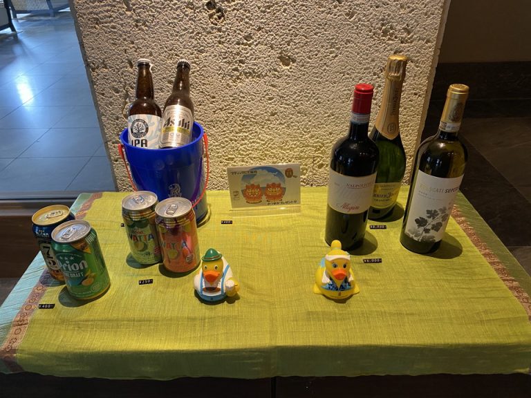 ブティックの入り口に飾られているアルコール類。