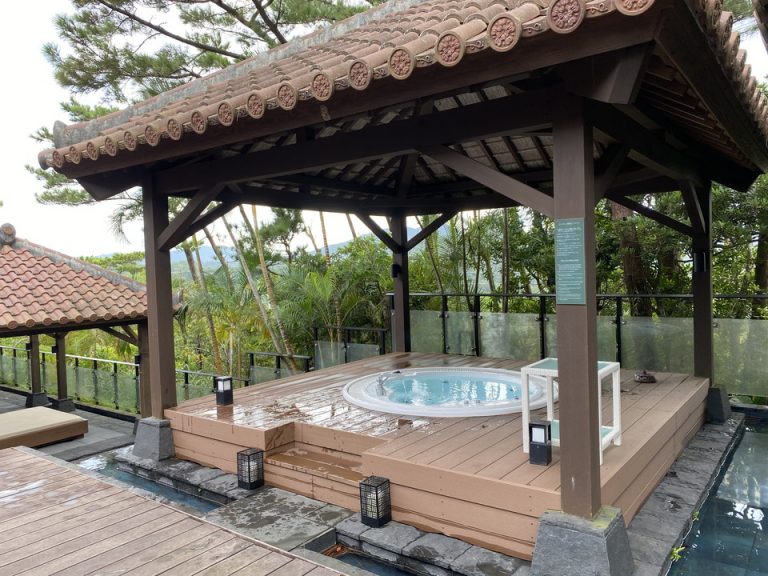 室内プールの外にはジャグジーがあります。