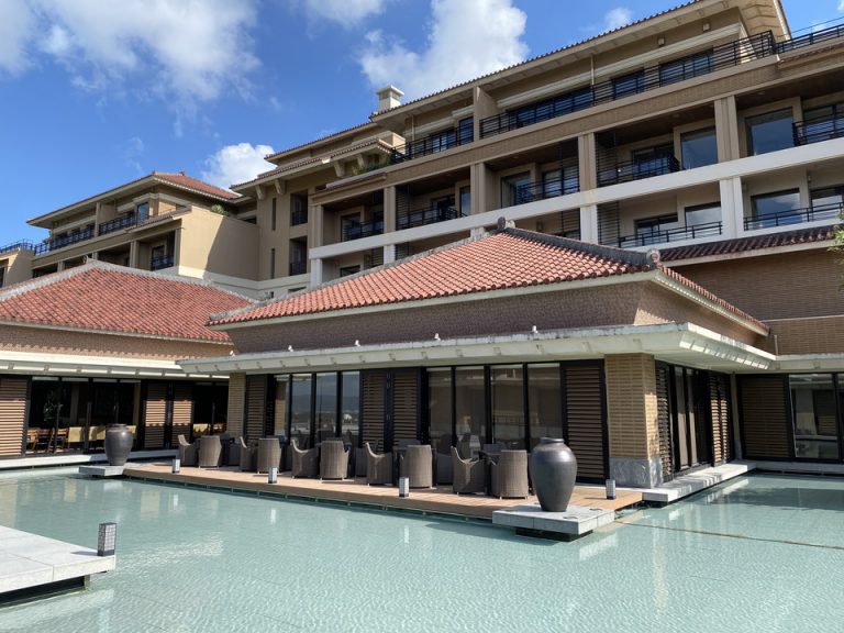 沖縄の伝統と世界的ホテルのモダンさが融合したかのような外観です。