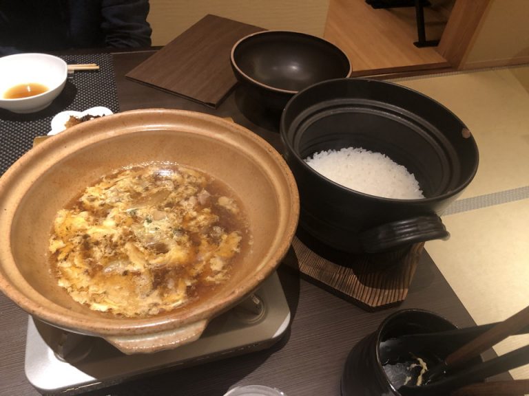 11 鍋があり、卵とじを行い、ご飯も釜焚きでした。白米がおいしかったです。料理は全般的に普通でした。宿泊価格からするともう少し趣を凝らしても良かったと思います