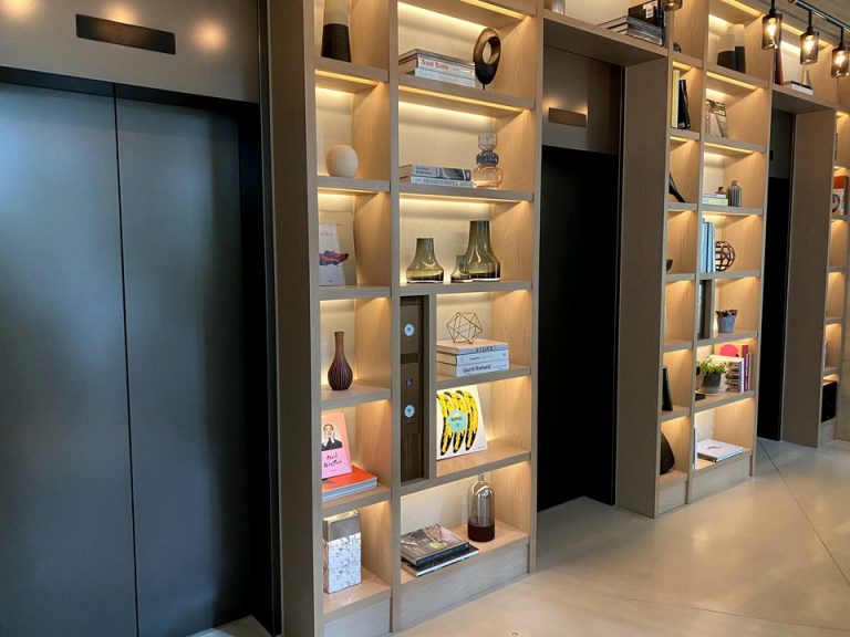 エレベーターホールフロント階