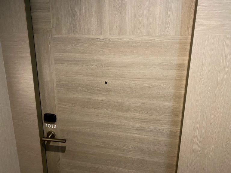 客室ドア外観