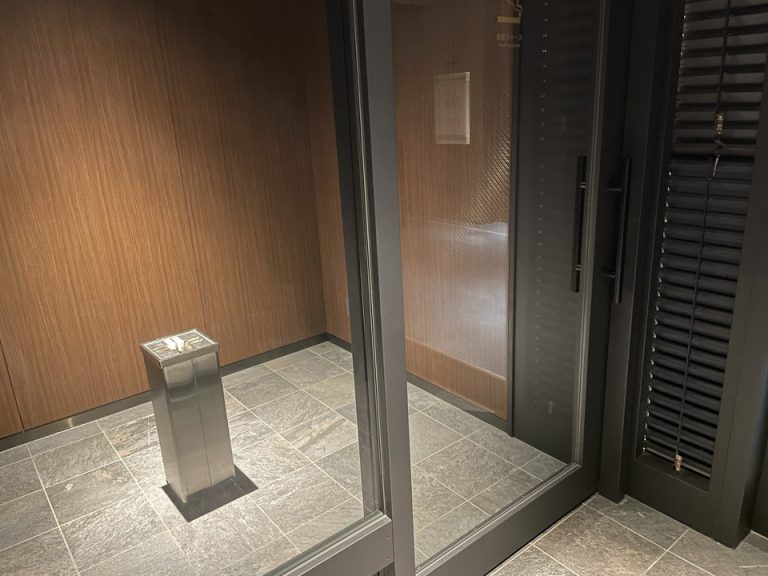 3階喫煙室入口扉・電子タバコブースはその手前にあります