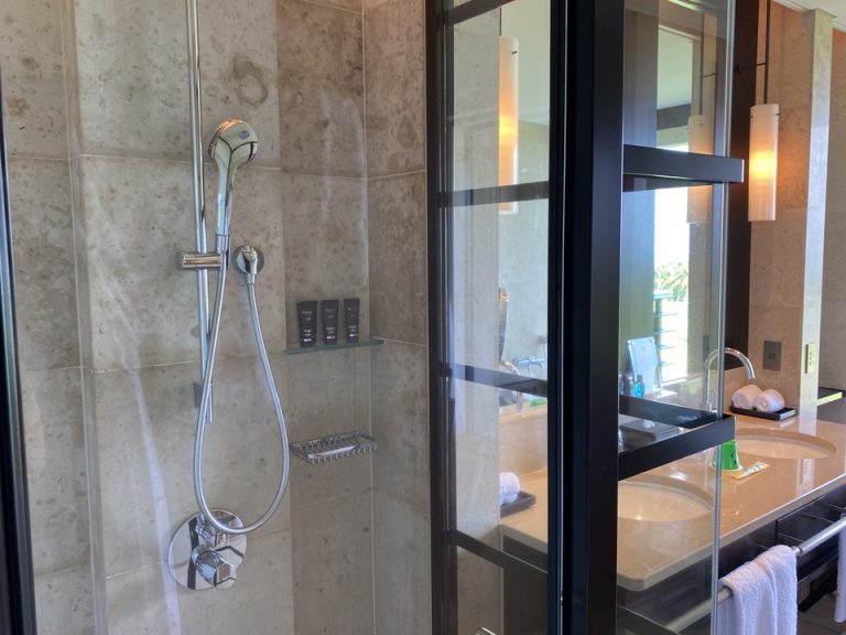 シャワーブースはガラス張りです。