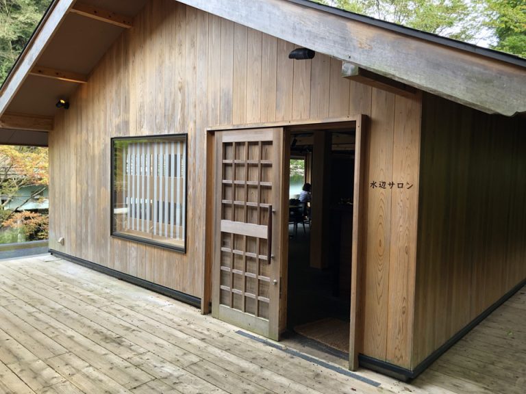 ⑧2【水辺サロン】里山ヒュッテのチェックインサロンがあります。犬はロビーを通って、このサロンまでリード付きで歩かせるのOKです