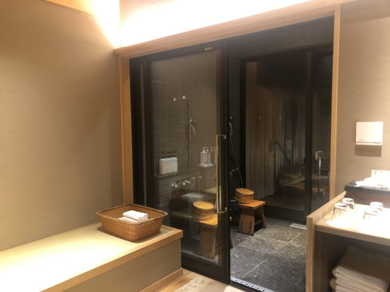 ③3【貸切風呂】床は防水畳です。寝ころべる小あがりスペース(ベンチ)があります。浴室カランは2つあり、外部スペースと脱衣スペースの間にあります。寒くないので良いです。そのスペースに岩盤浴用のスペース扉があります