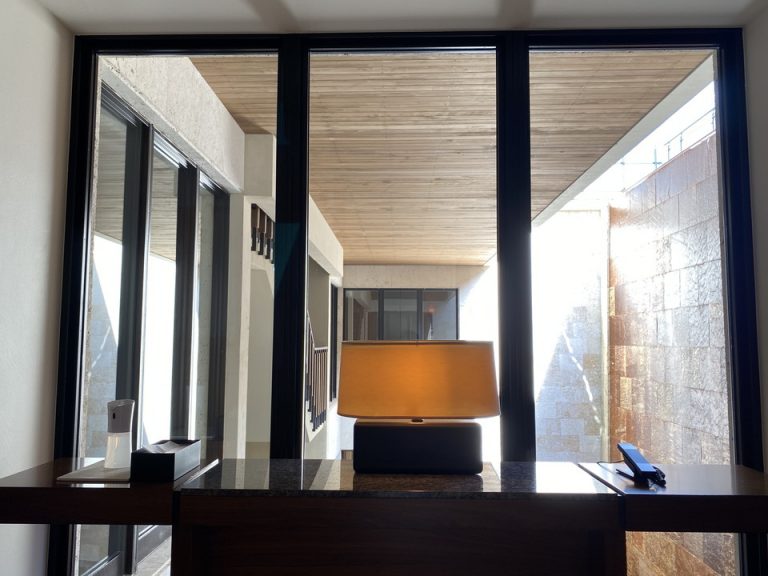 エレベーターを降りてすぐの景色です。