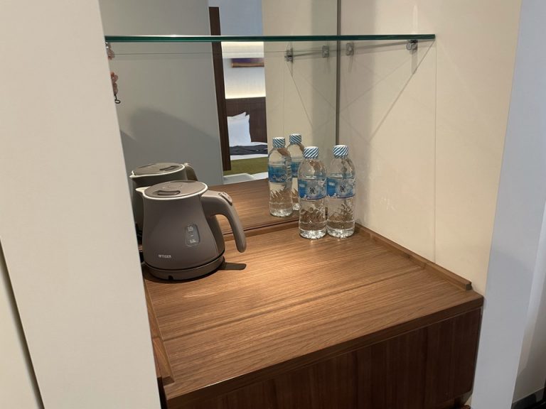 カフェコーナー棚上部のポットとミネラルウォーター