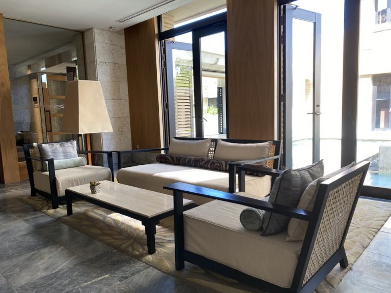 チェックインカウンターの後ろには、ゆったりとしたソファースペースもあります。