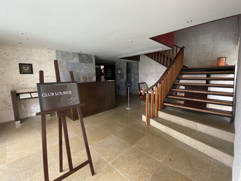 この階段を上がるとクラブラウンジがあります。