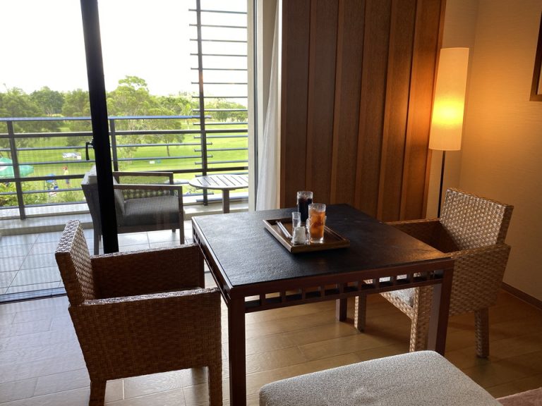 部屋には軽食が摂れそうなダイニングセットがあります。