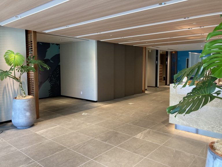 大浴場、室内プールへの入り口。タオルは受付で無料で貸し出ししてくれます。