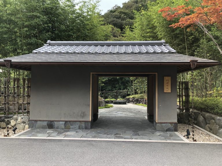 ①【外構】入口の門構え。スタッフの方が立っており、出迎えてくれます。