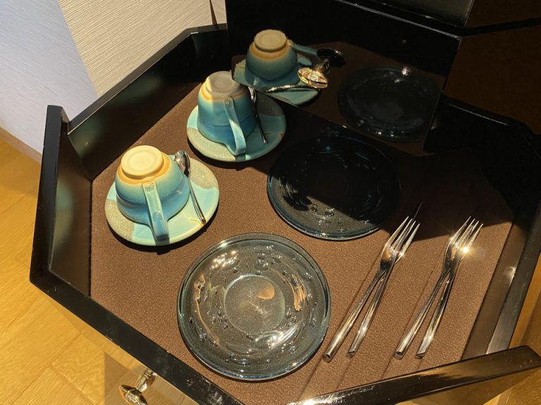 グラスの下にはコーヒーカップやデザートフォークなどが入っています。