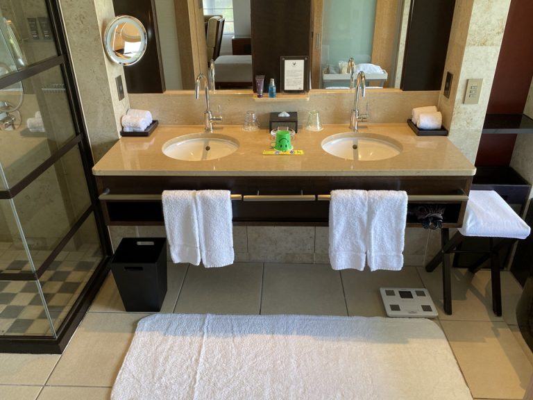 広々とした、ダブルボウルの洗面台です。