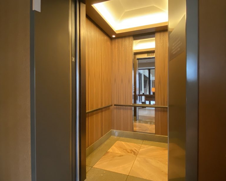 ウッド調のエレベーターの内装。