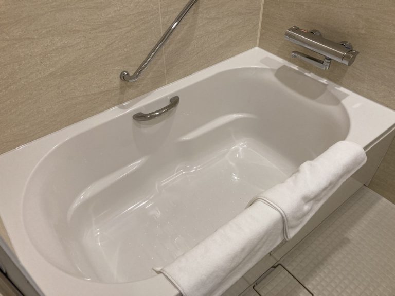 バスタブも広々。プールやビーチで疲れた体も湯船でゆっくり癒されます。