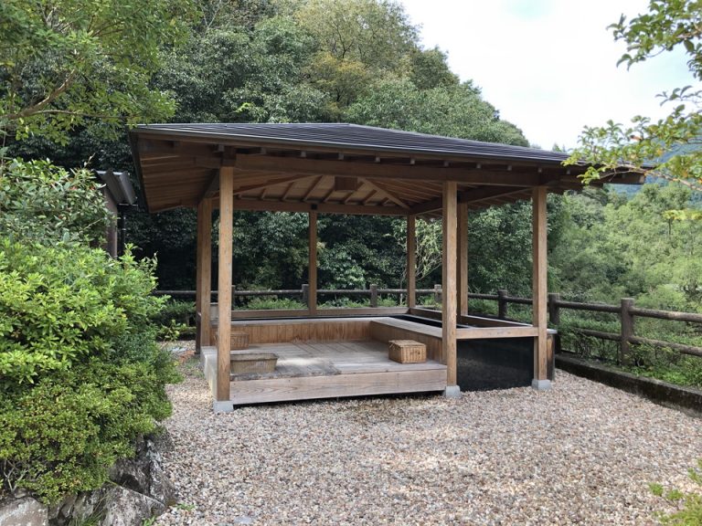 ①【足湯】旅館の入り口入ったすぐの庭園スペースに足湯が設置されています。