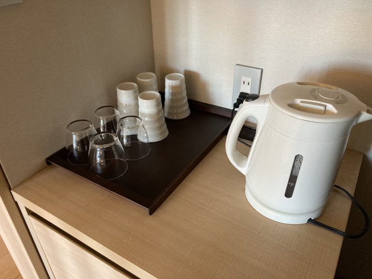 バースペースにはグラスとマグカップがそれぞれ人数分用意されています。