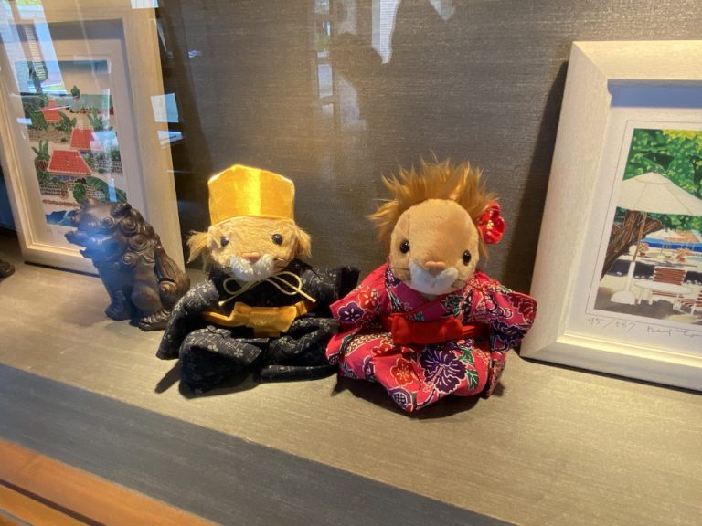 ザ・リッツ・カールトンのオリジナルマスコットが沖縄の民芸衣装を着ています。