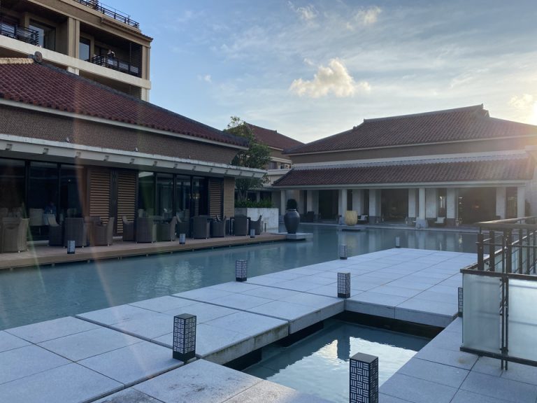 部屋からこの石の道を通ってレストラン向います。