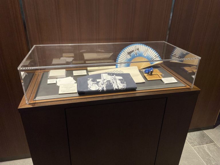 フロント脇に飾られた地元川崎の工芸品