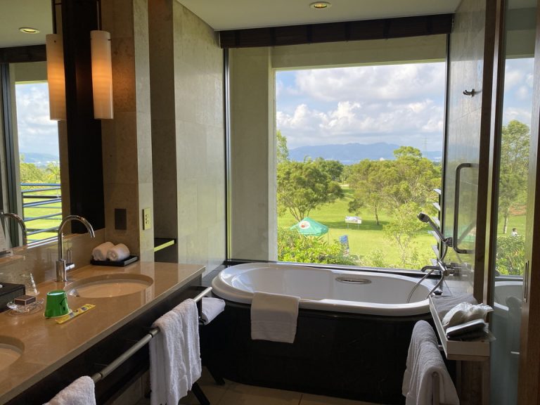 洗面台やバスタブからは、美しい緑の景色が広がります。