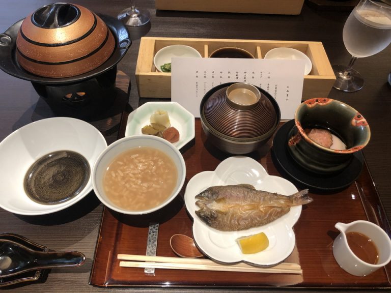 2朝食は座席について一式並べられる形式です。朝食も味は普通でした。旅館の朝は食べ過ぎるイメージですが、量的にも多すぎることなく、終了しました