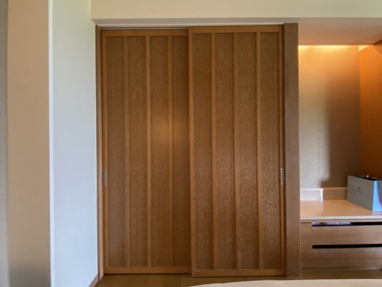 ベッドのすぐそばにあるクローゼットです。