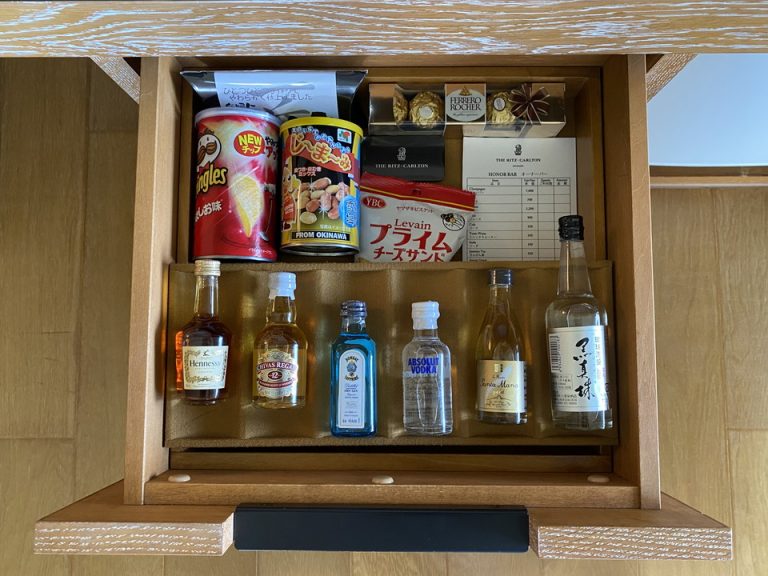 さまざまな種類が入ったミニバー。