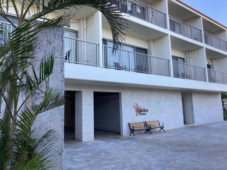 プールまで徒歩10秒のガーデンテラス棟。オーシャンビューの部屋は海とプールが目の前に広がります。