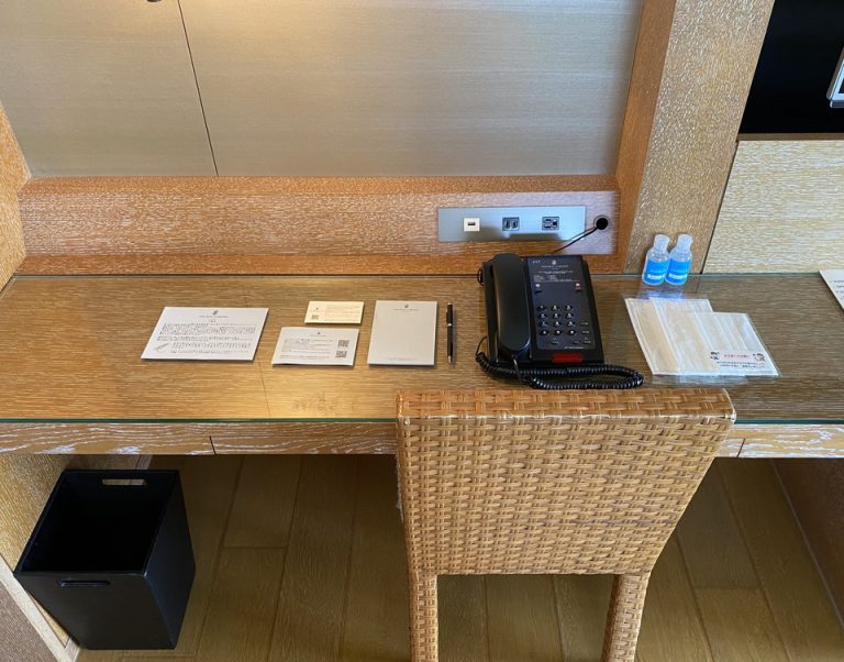 デスクには電話のほかにステーショナリーセットやマスク、消毒用アルコールが置かれています。