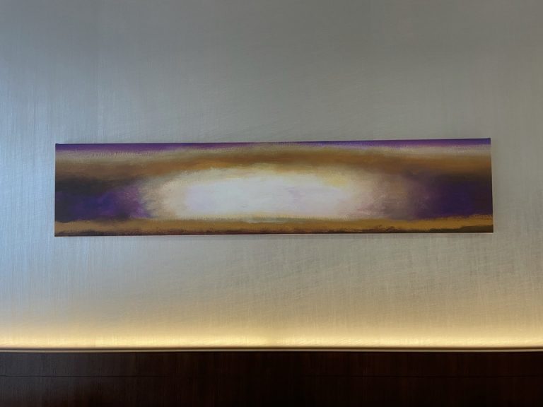 ベッド上の壁にあるアート作品