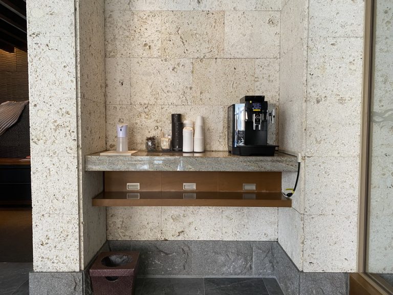 チェックインカウンターの横にはコーヒーマシンがあります。