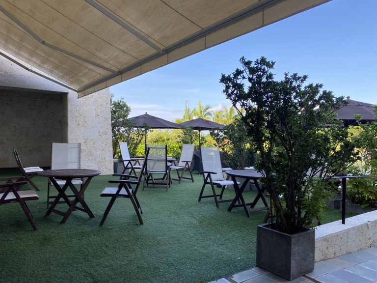 プールサイドにある、人工芝が敷かれたエリア