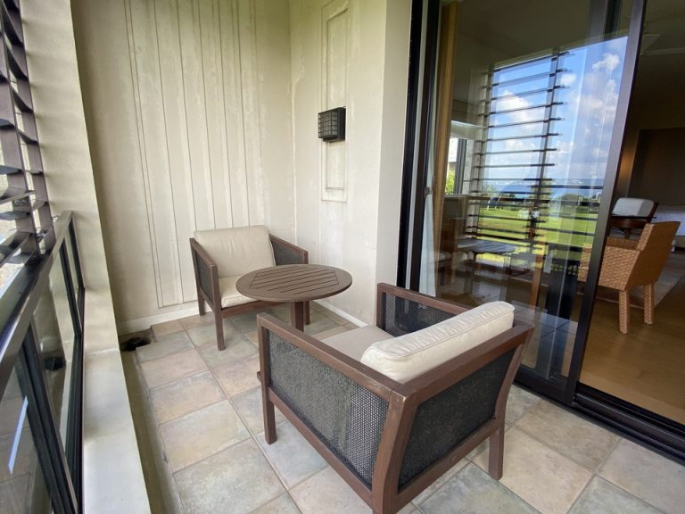 ゆったりとしたチェアが置かれた部屋のテラス。