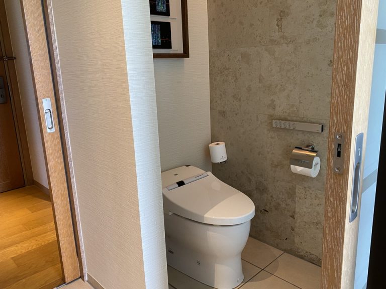 ウォッシュレットつきの洋式トイレは、玄関のすぐそばにあります。