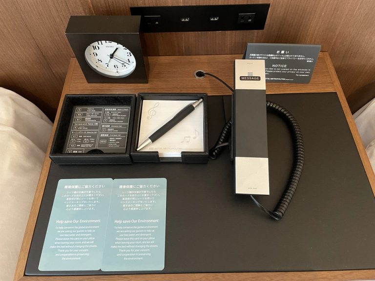枕元の棚上部・目覚まし時計や電話機、メモ帳など
