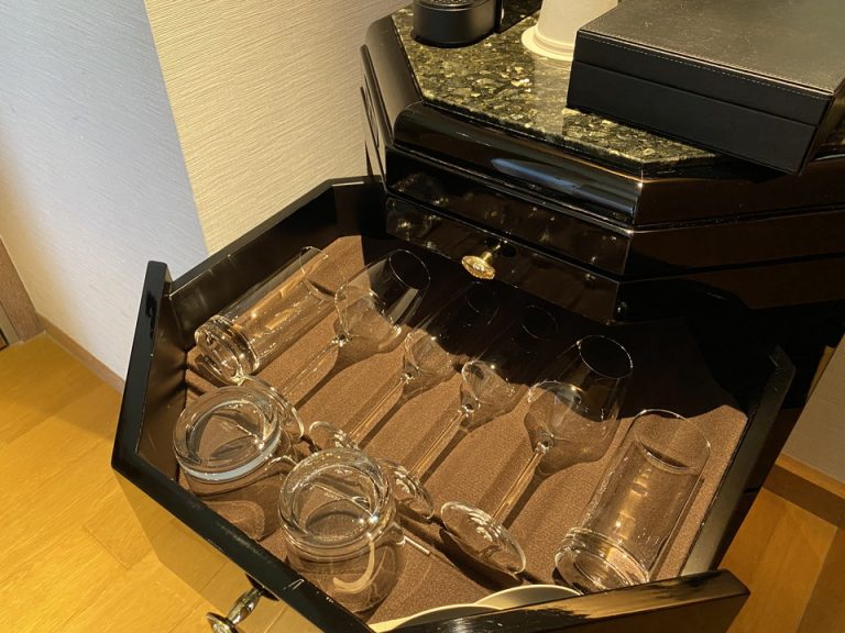 ネスプレッソの下の引き出しには、さまざまなグラスが入っています。