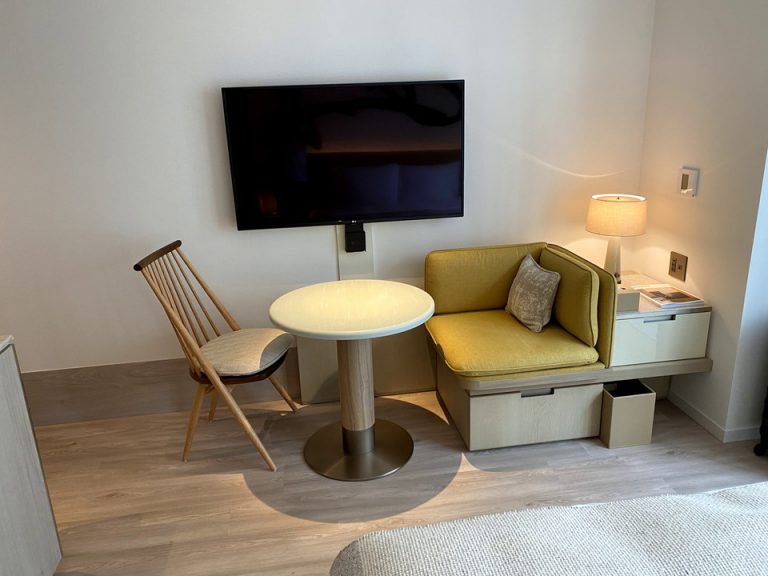 ベッド方向からTV