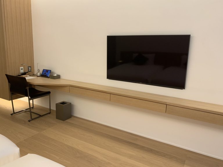 ベッド方向からTV