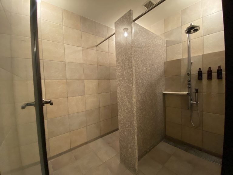 ロッカールームには2つのシャワーブースがあります。