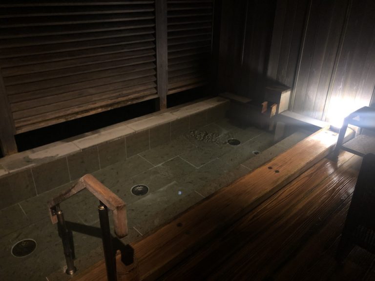 ③5川に面した浴槽です。露天ですが、目隠しがされているので空に向けて開かれている印象です
