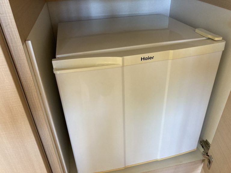 ミニバーの下に冷蔵庫があります。